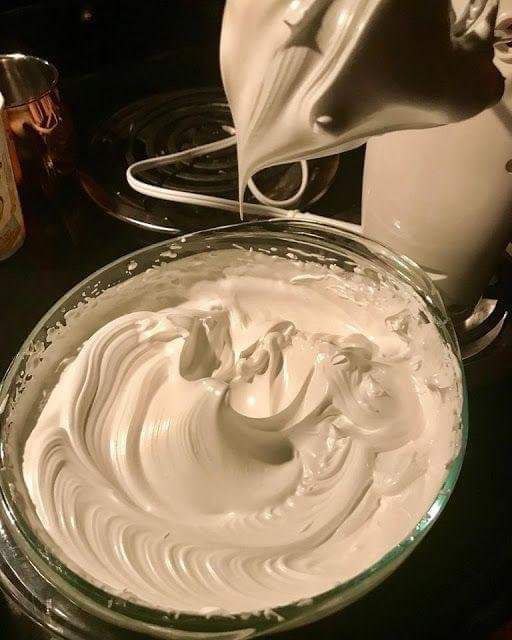 Old fashioned 7 nanosecond Frosting that tastes like marshmallow cream.