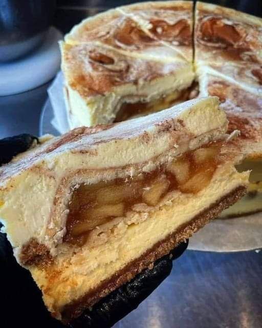 Apple Pie Stuffed Cheesecake 🍎 🥧 🍰